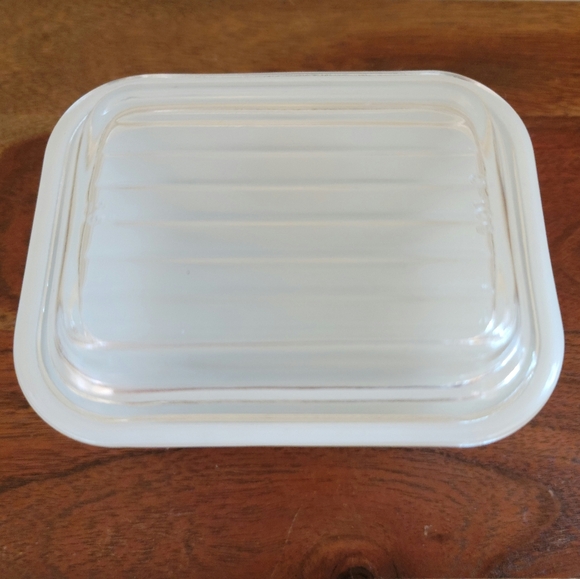 Vintage Pyrex Butterfly Gold Refrigerator Dish With Lid - Picture 2 of 4